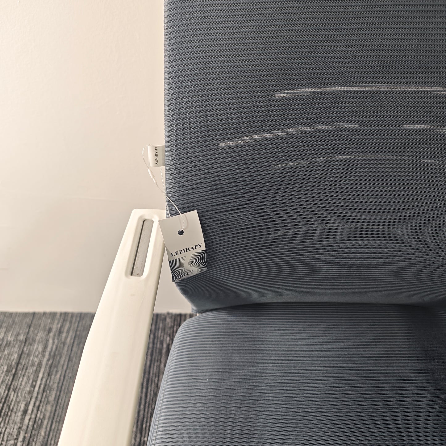 LEZIHAPY Chairs The cushioning surface of PU leather is more skin-friendly and easier to clean.