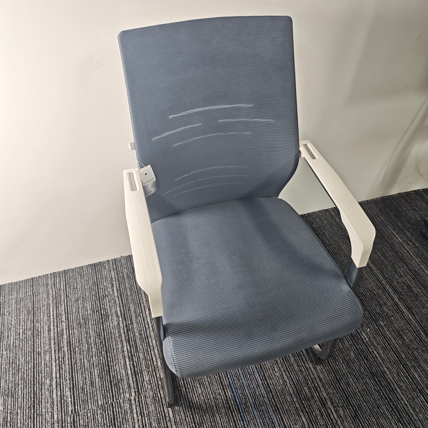 LEZIHAPY Chairs The cushioning surface of PU leather is more skin-friendly and easier to clean.
