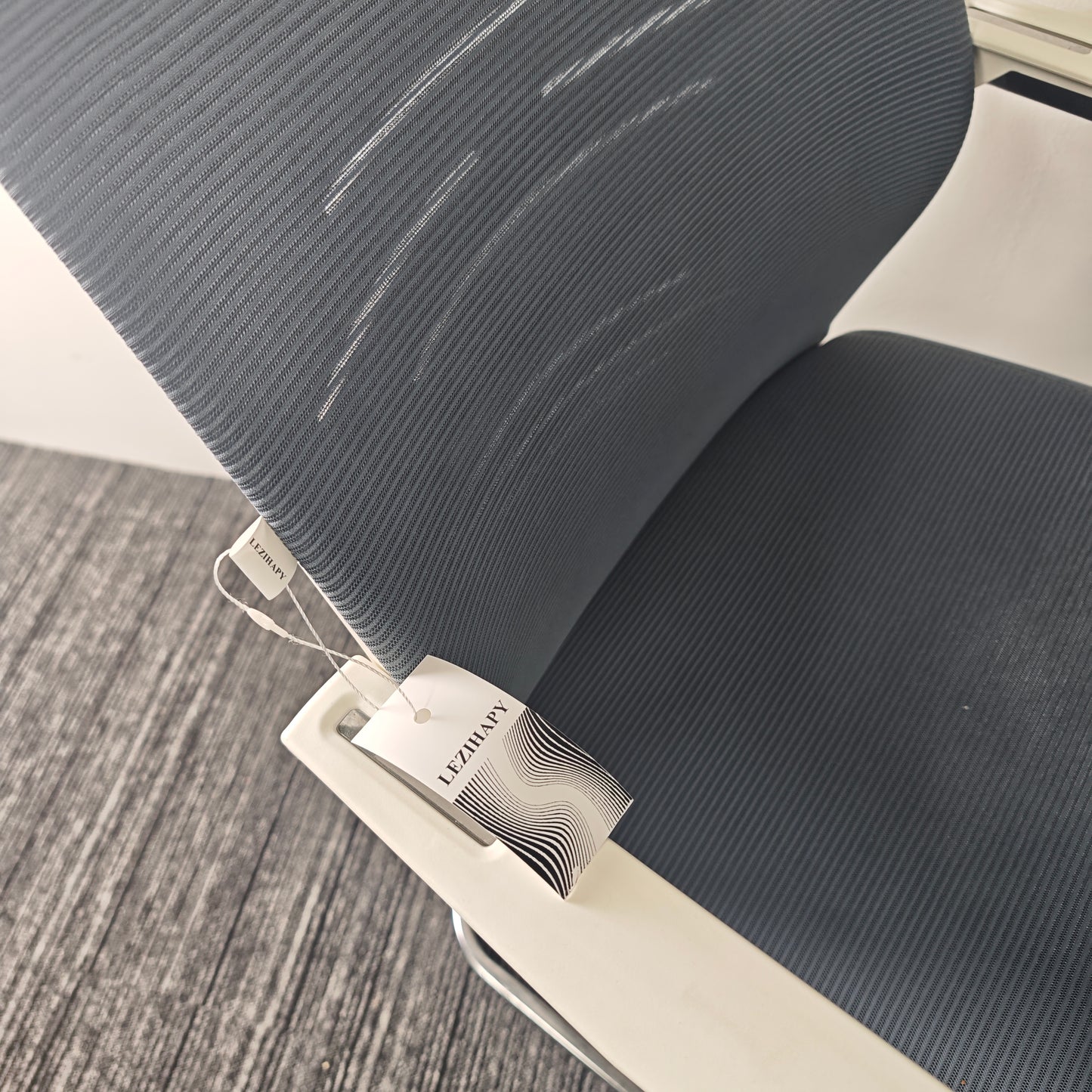 LEZIHAPY Chairs The cushioning surface of PU leather is more skin-friendly and easier to clean.