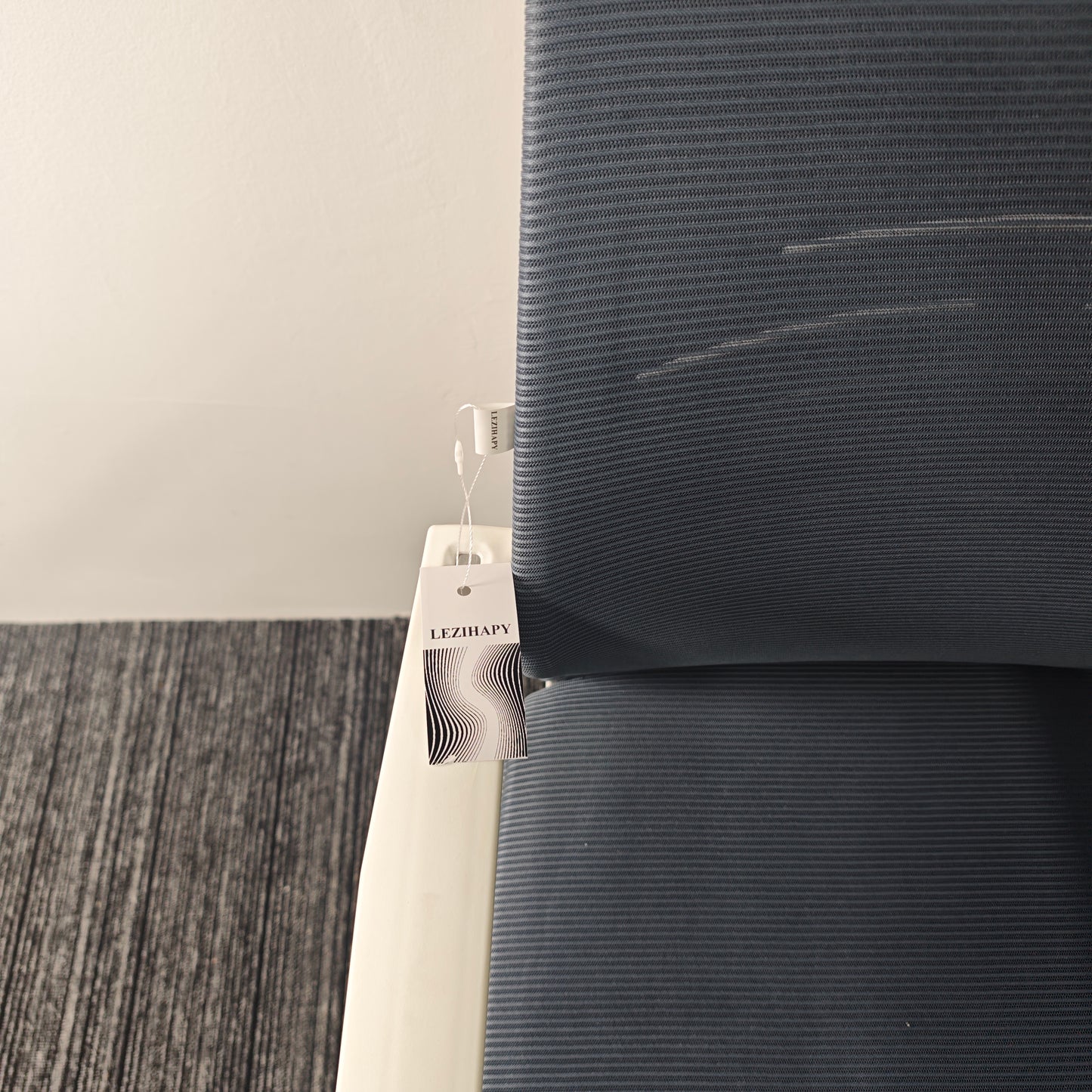 LEZIHAPY Chairs The cushioning surface of PU leather is more skin-friendly and easier to clean.