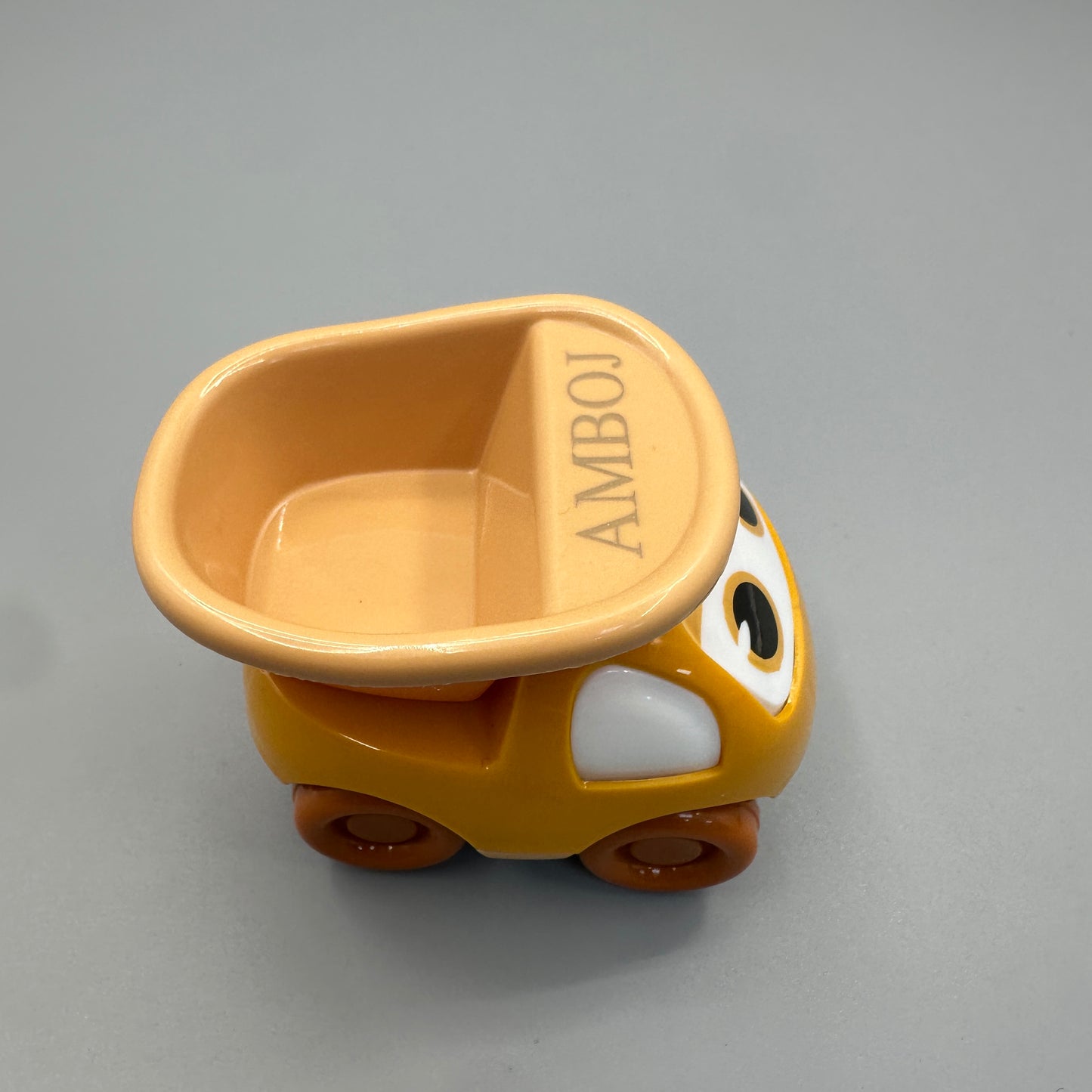 AMBOJ toy vehicles It is suitable for children to hold and carry. Kids can play with it anytime and anywhere, such as while waiting for dinner or boarding