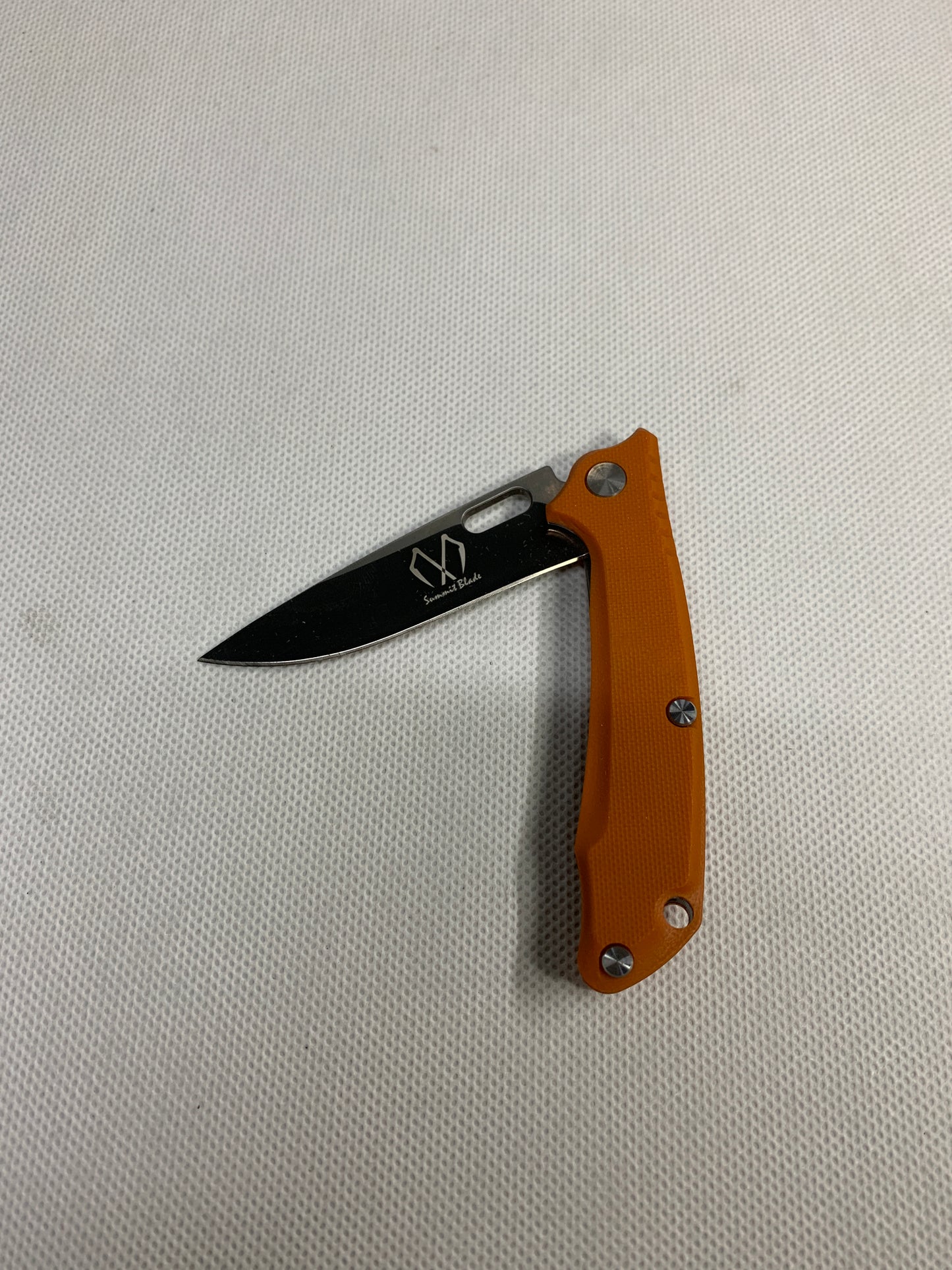 Summit Blade Folding knives A sturdy and durable folding knife, suitable for outdoor and survival use.